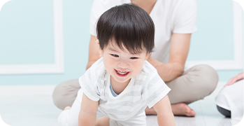 後期健診は靴を脱いで遊べるスペースで行い、はいはい・普段の様子を見ながら診察