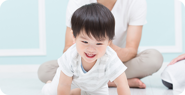 後期健診は靴を脱いで遊べるスペースで行い、はいはい・普段の様子を見ながら診察